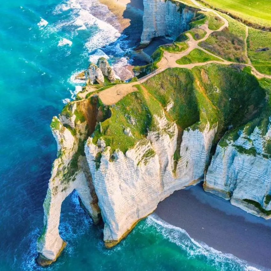 Las playas a un paso de España que han sido declaradas Patrimonio de la Humanidad en 2026:  cuenta una de las historias más crudas del siglo XX