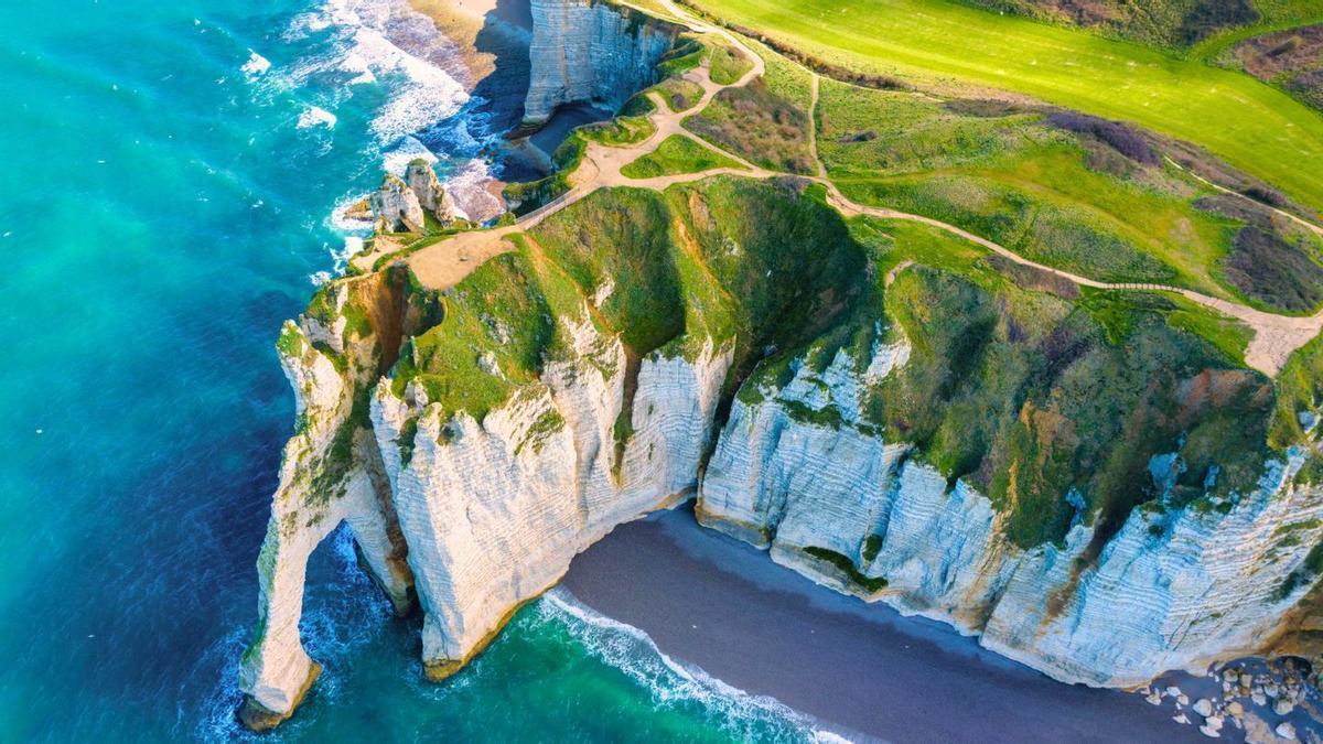 La costa de Normandía une la belleza de sus acantilados y pueblos medievales con el recuerdo indeleble del Día D.