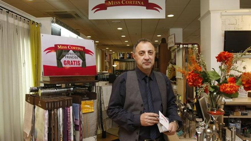 Francisco Tena, en su tienda Miss Cortinas de El Viso.