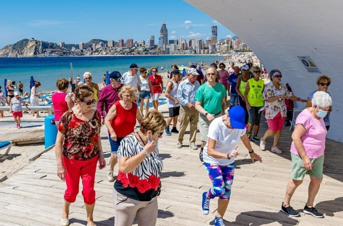 Turistas del Imserso bailando en Benidorm esta primavera.