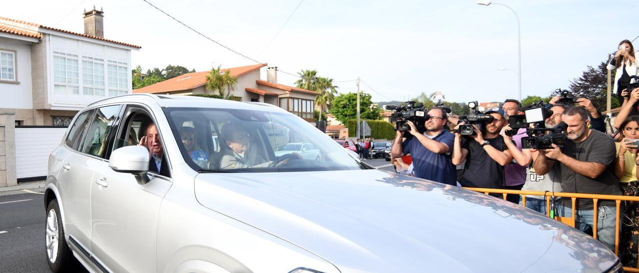 El rey emérito saluda al entrar hacia la casa de Pedro Campos, al volante de su coche, ayer en Nanín, Sanxenxo.