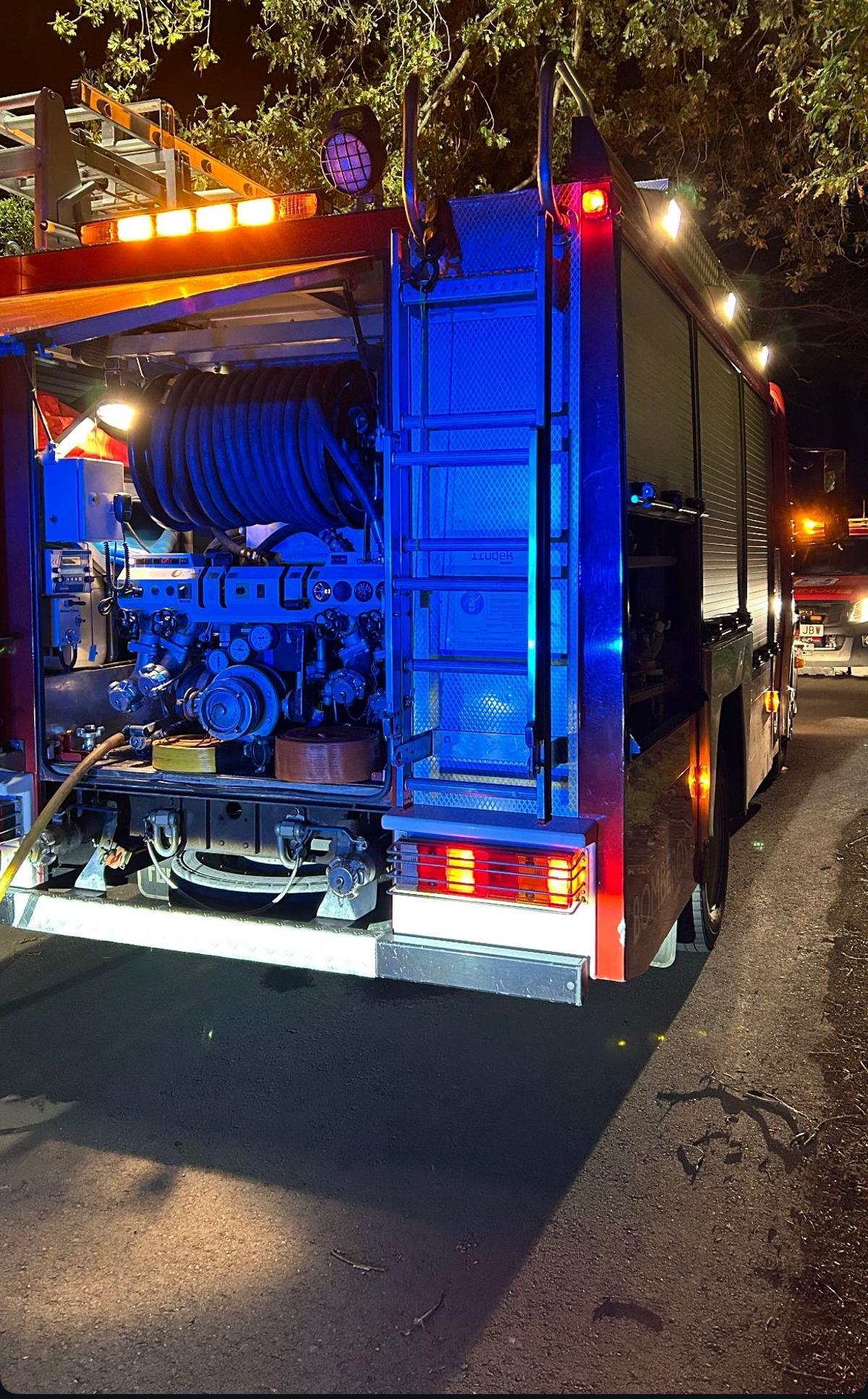 Los camiones de Bomberos en el lugar.
