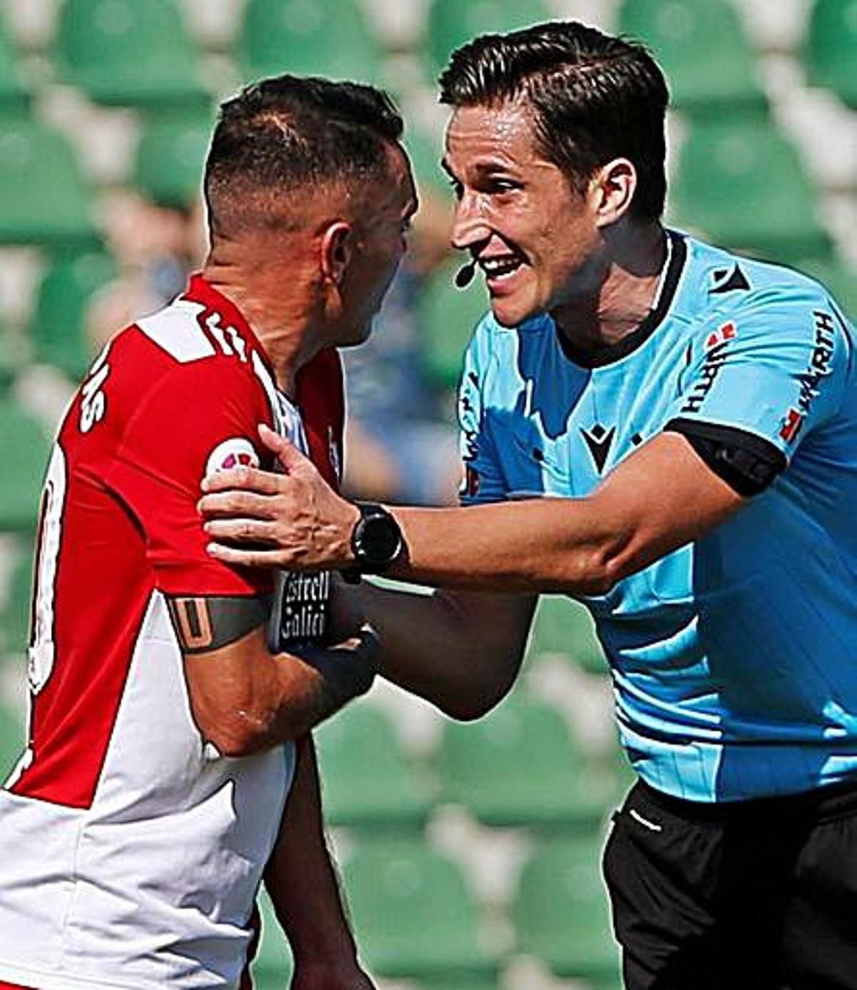 Aspas discute con el árbitro sobre el gol anulado. |  // EFE