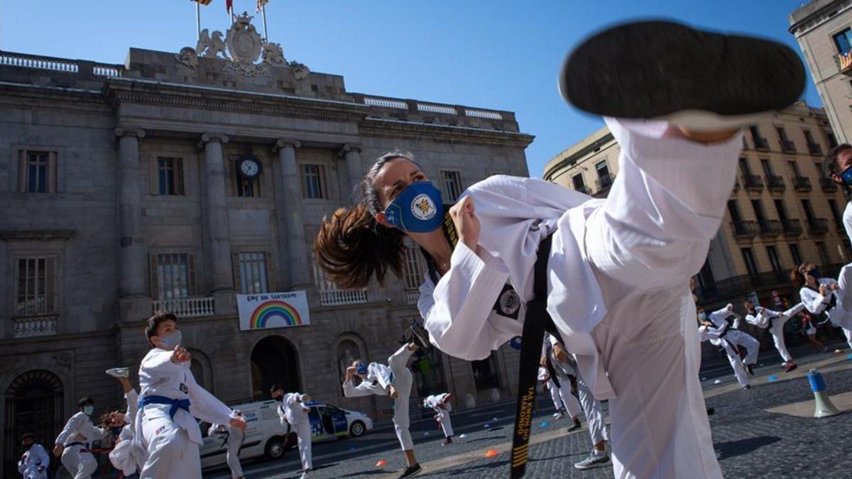 Así protestaron deportistas de artes marciales hace dos días ante la Generalitat