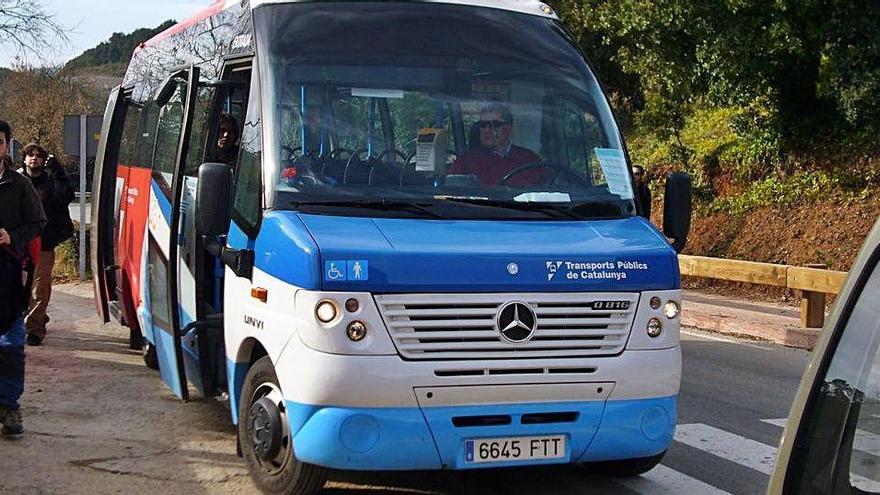 Els caps de setmana i festius hi ha un servei de bus per accedir al parc des de Mura i Terrassa