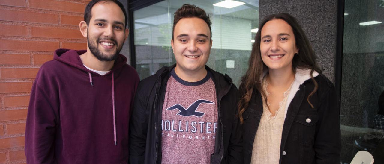 Tres estudiantes de Turismo, en el campus universitario de Tarongers de València, ayer.   germán caballero