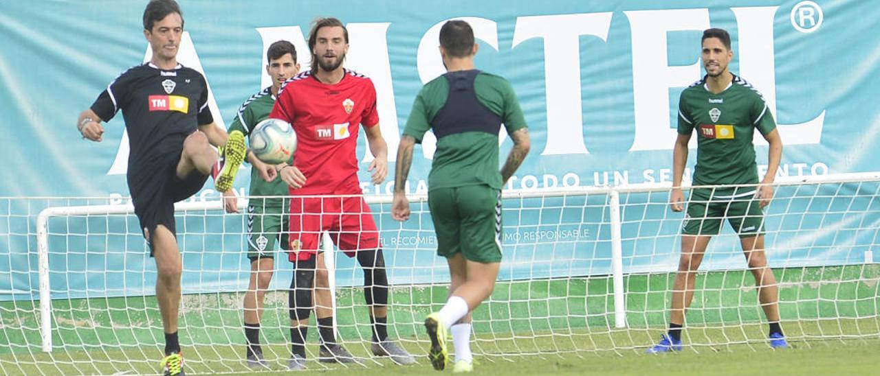 El entrenador Pacheta practica fútbol-tenis el viernes junto a San Román, Iván Sánchez y Fidel.