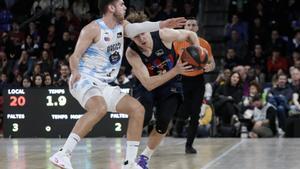 Jokubaitis intenta superar a Stefan Momirov, durante el Barça-Breogán.