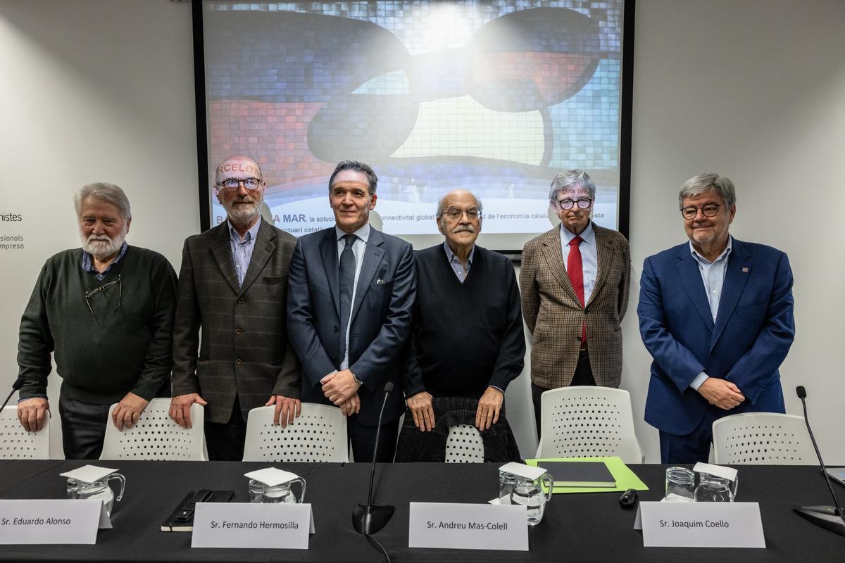 El grupo promotor de la pista del aeropuerto de El Prat sobre el mar, este martes en el Col·legi d'Economistes de Barcelona.