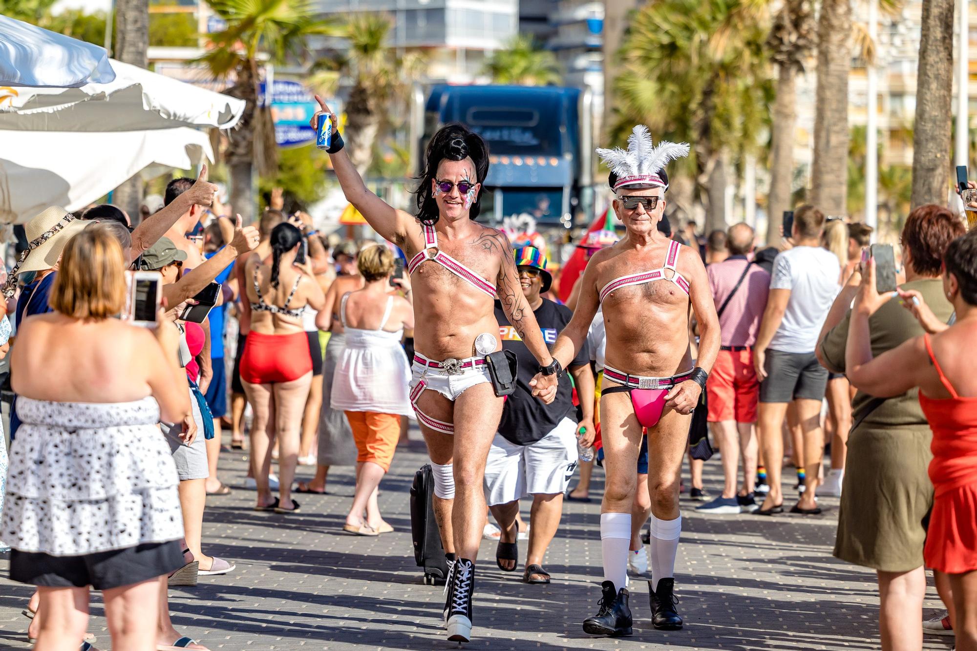 Como en ediciones anteriores, The Parade ha comenzado esta tarde desde el Rincón de Loix, recorriendo el Paseo de la Playa de Levante Levante y un tramo de la avenida Mediterráneo hasta alcanzar el auditorio Julio Iglesias del Parque de l’Aigüera donde se ha continuado la fiesta.