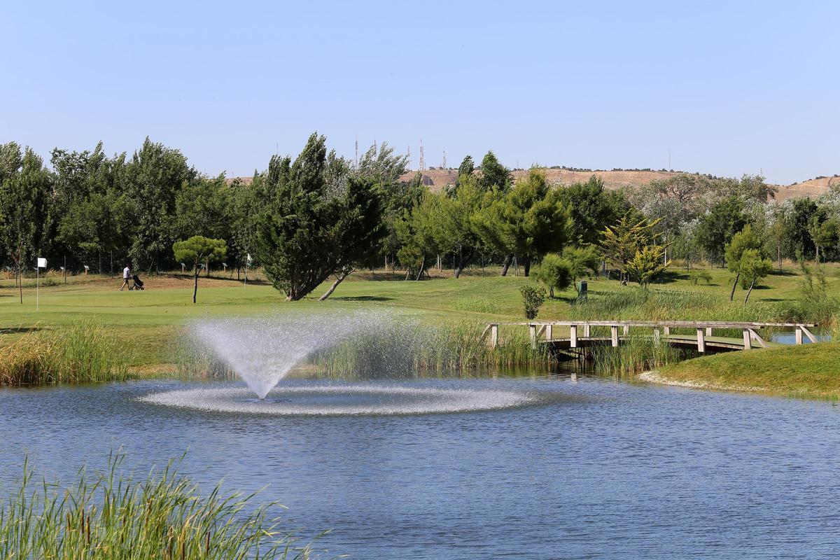 Lago que se encuentra en el campo de Ranillas de golf