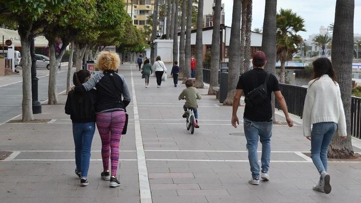 Vecinos de Marbella pasean por el frente marítimo.