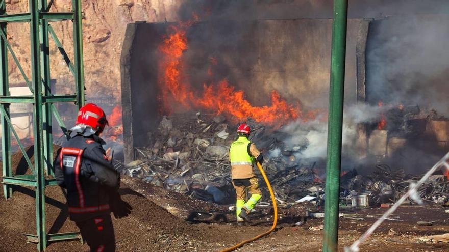 Un segundo incendio en Onda afecta a una planta de reciclaje