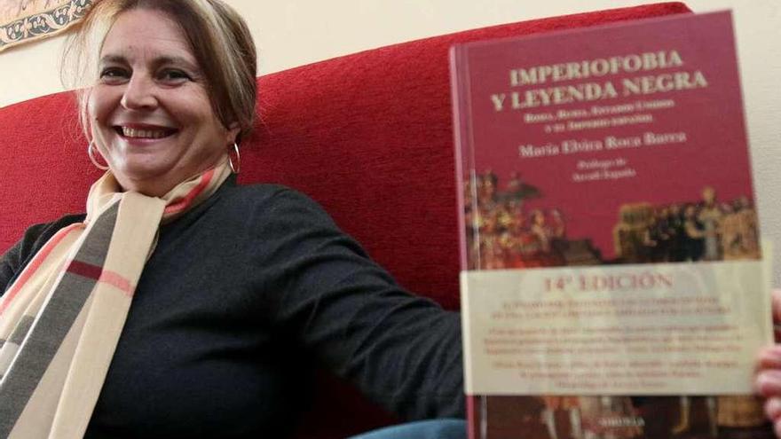 María Elvira Roca, con su libro.