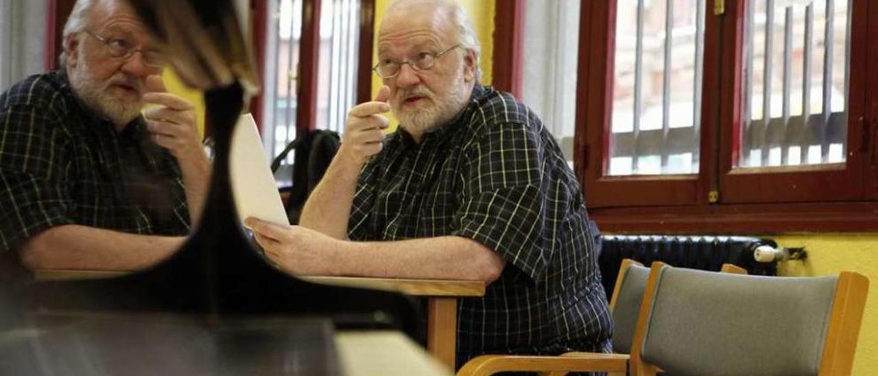 Chris Merritt, durante una de sus clases. / Ángel González