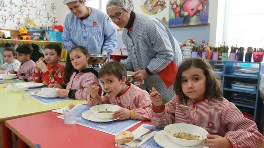 Escolares del Colegio de Salesianos en el comedor escolar. |   // I.O.