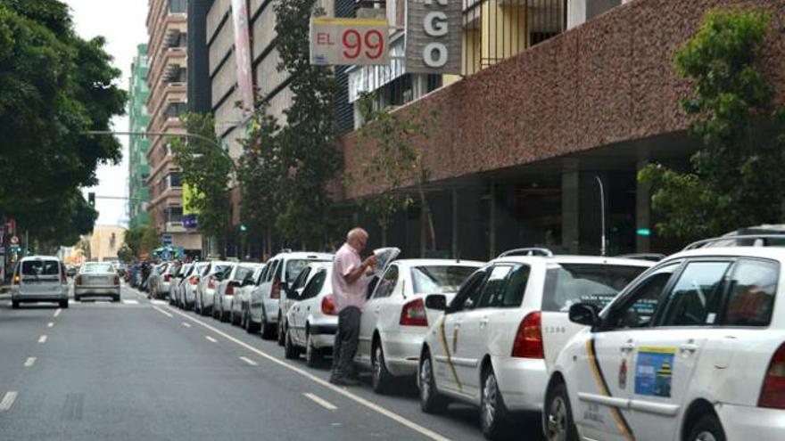 Una hilera de taxis a la espera de clientes en la parada de Mesa y López | y. socorro