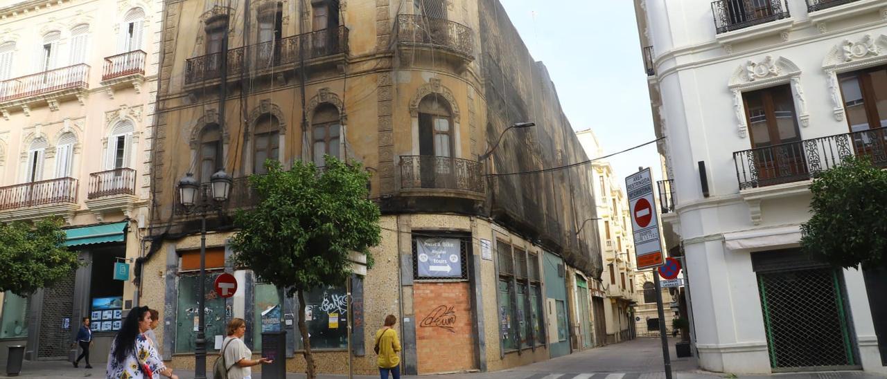 Edificio de la calle María Cristina, esquina con Claudio Marcelo, que se reformará para acoger un albergue turístico.