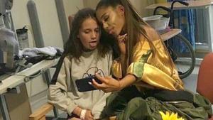 Ariana Grande, junto a una de las heridas en el atentado, durante la visita al hospital.