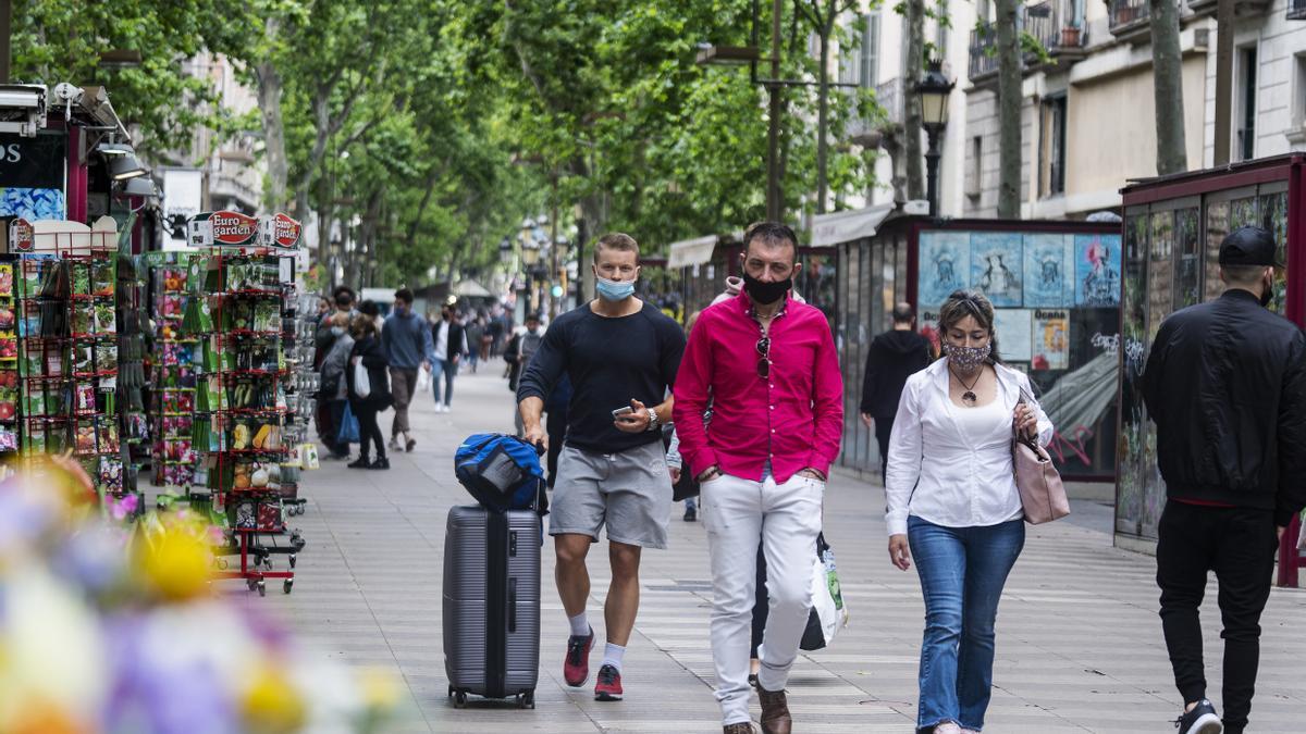 Turistas con equipaje por la Rambla, el pasado mayo.