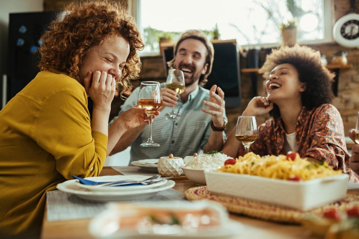 Las comidas y cenas de empresa son ocasiones ideales para contar unos cuantos chistes cortos