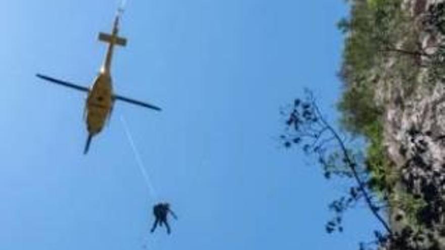 Rescatan a dos turistas al sufrir un golpe de calor  en el Barranc de l&#039;Infern