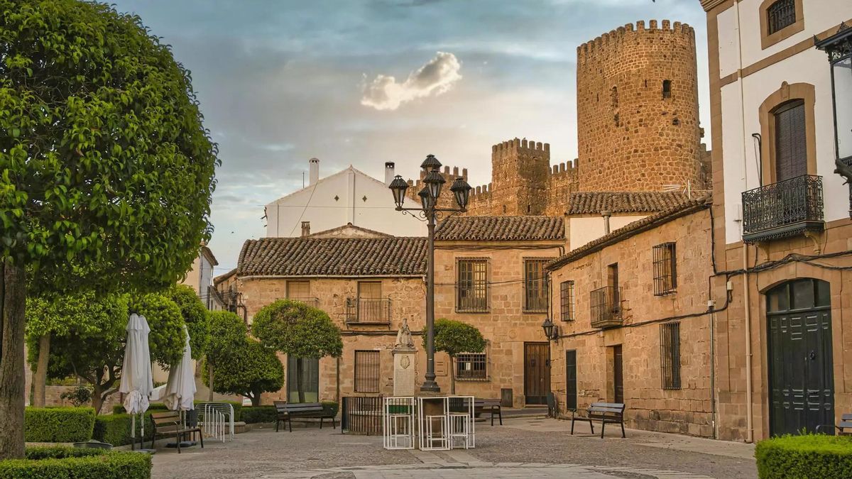 En un pequeño pueblo del sur se esconde el castillo más antiguo de España (y también es el más espectacular)