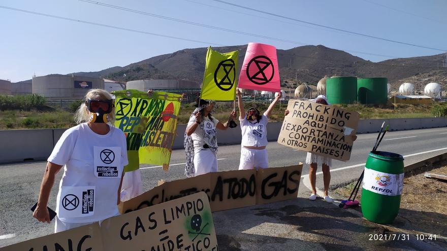 Protesta contra el fracking frente a Repsol en Escombreras