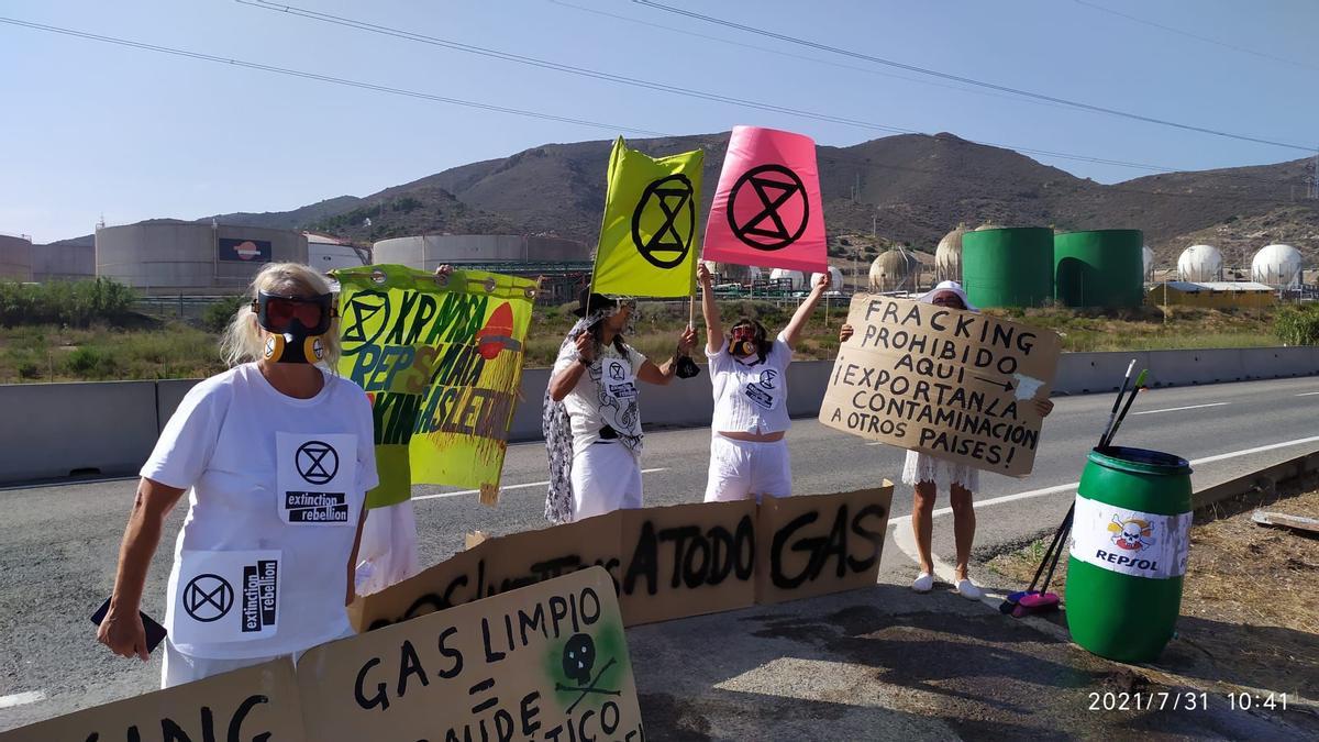 Protesta contra el fracking frente a Repsol en Escombreras