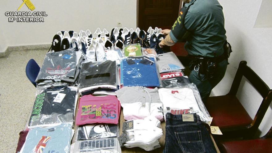 Ropa incautada. // Guardia Civil