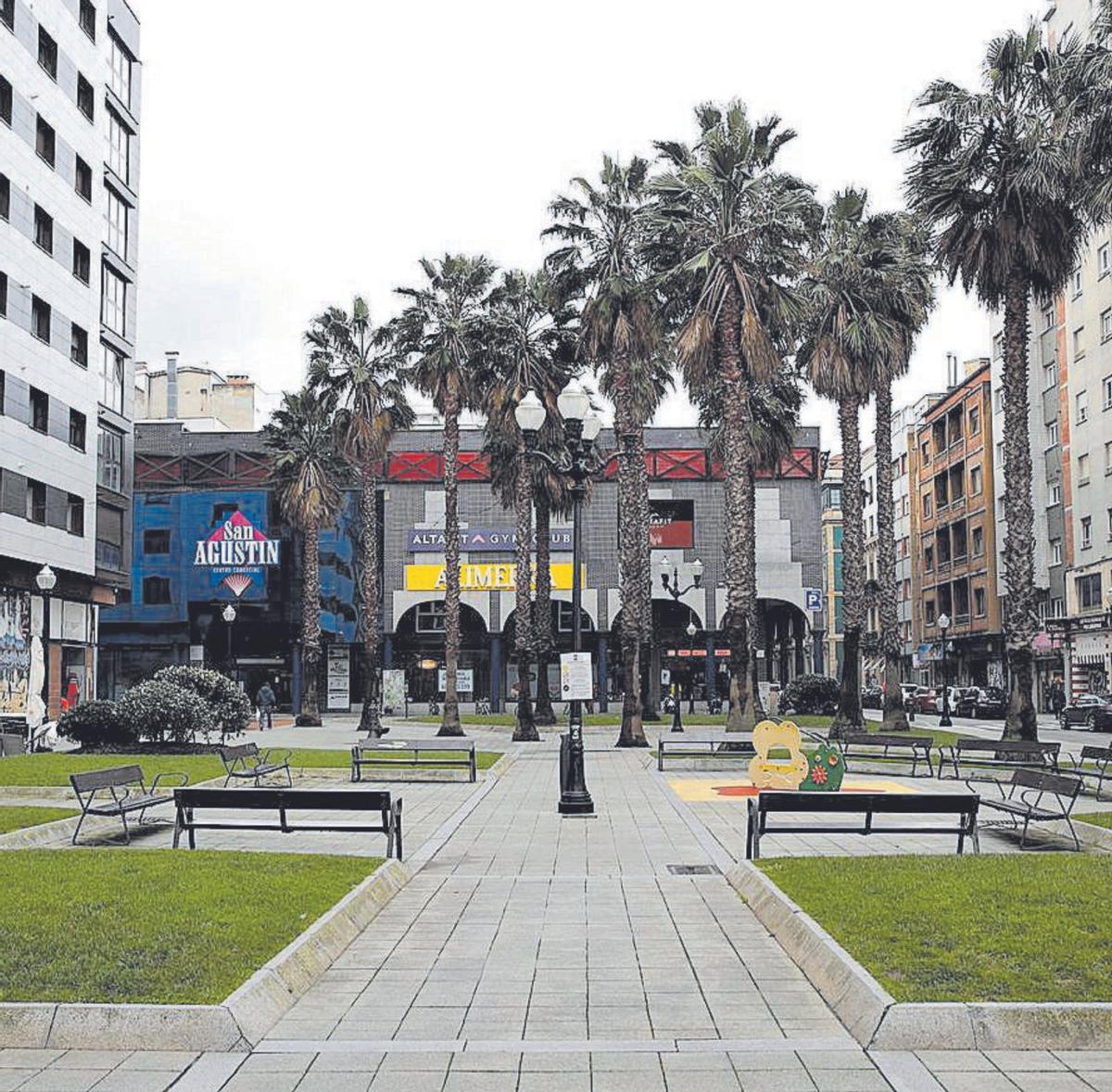 La plaza de Romualdo Alvargonzález Lanquine, con el Centro Comercial San Agustín al fondo. | Ángel González