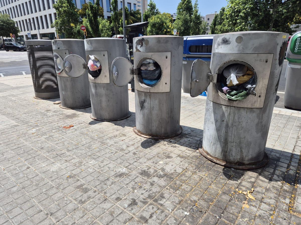 Unos contenedores de la recogida neumática saturados en la calle Lope de Vega, este lunes en Barcelona.