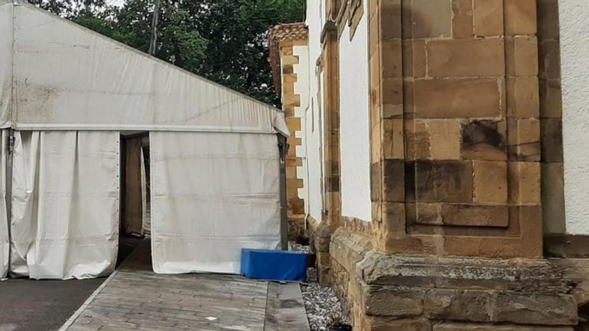 La carpa, junto a la ermita.