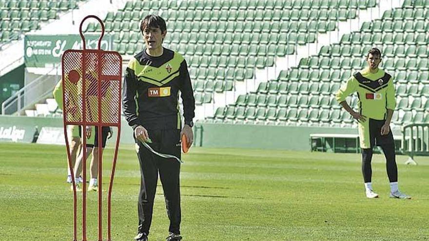 Pacheta dirige a su equipo en el MartÃ­nez Valero, antes de poner rumbo hacia Mallorca.