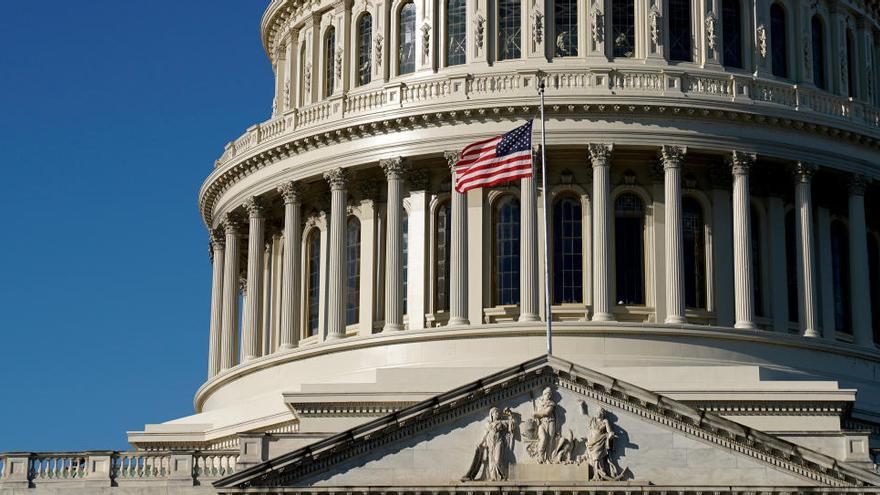 Una bandera de EEUU ondea en la cúpula del Capitolio de Washington