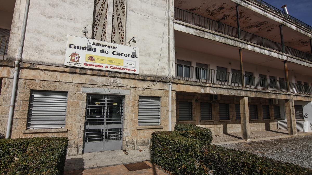 Imagen de la entrada al albergue municipal de Valhondo, cerrado desde hace más de dos años.