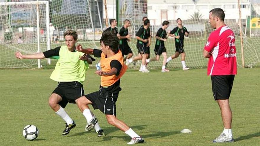 Chema, el técnico del filial, dirigiendo un entrenamiento.