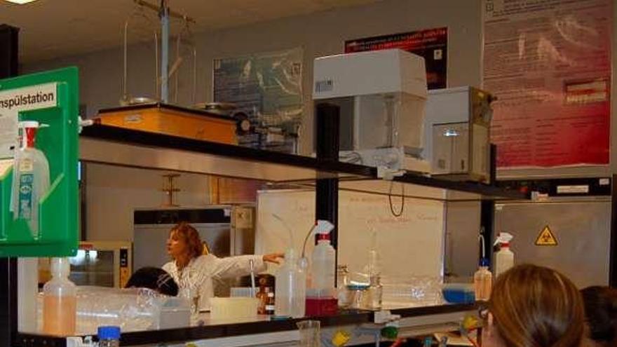 Actividad con estudiantes en un laboratorio de la Universidad.