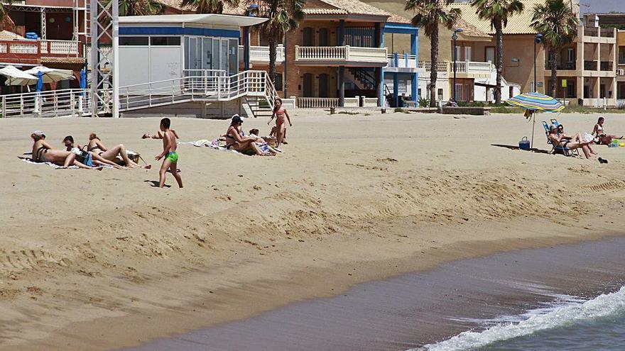 Los bañistas guardan la distancia en la playa de Puçol.