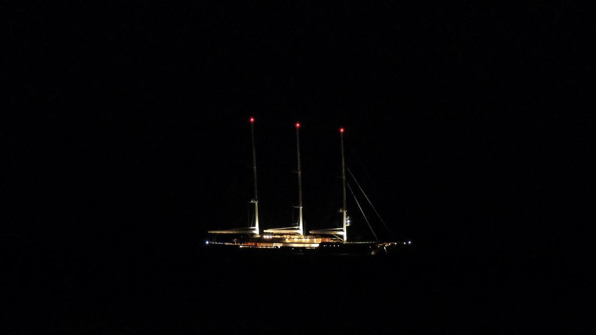 La goleta de Jeff Bezos, Koru, fondeada la noche del jueves en la bahía de Palma con las luces de tope, cubierta y cabinas encendidas