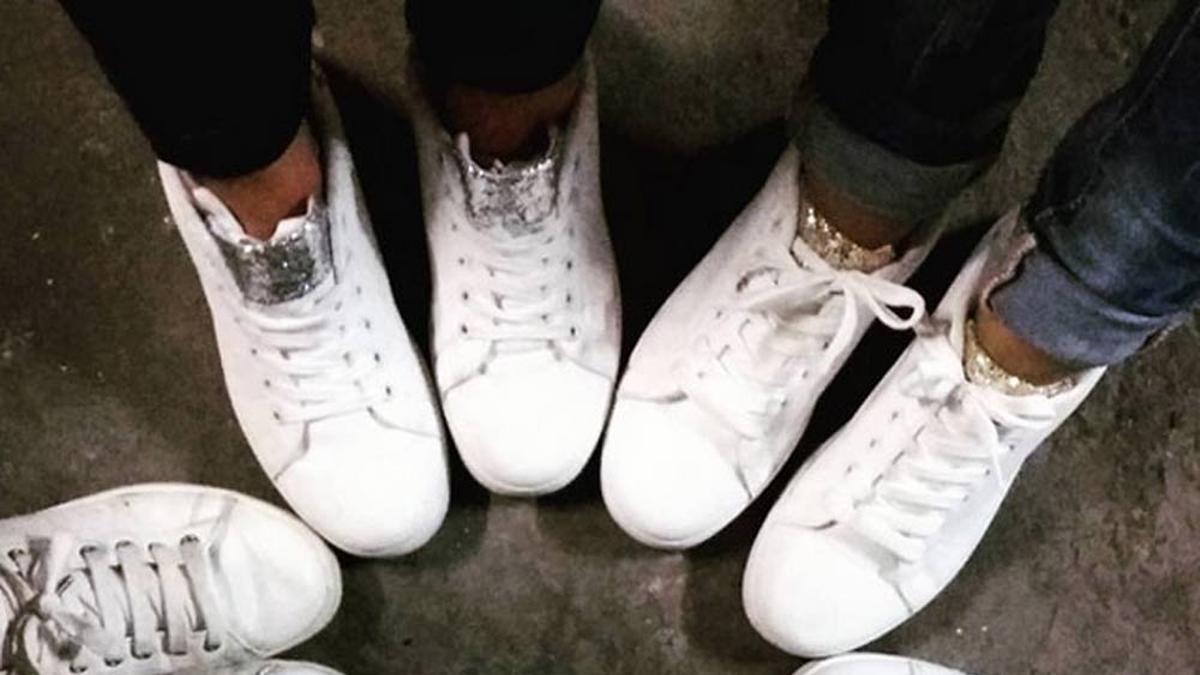 Estas son las 4 formas de combinar tus zapatillas blancas