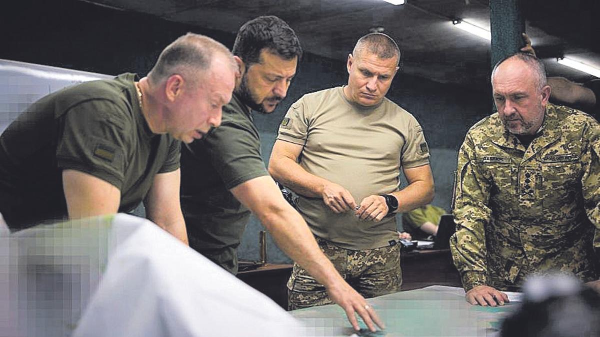 El presidente de Ucrania, Volodímir Zelenski, durante una visita al frente en los alrededores de la ciudad de Bajmut.