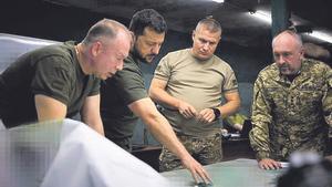 El presidente de Ucrania, Volodímir Zelenski, durante una visita al frente en los alrededores de la ciudad de Bajmut.