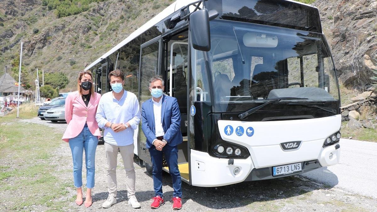 Paula Moreno y Óscar Medina junto al nuevo autobús del servicio de transporte público de Torrox.