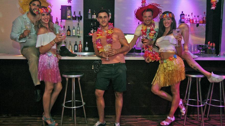 Parte del equipo de New Lemon, en un momento de la fiesta hawaiana del pasado viernes.