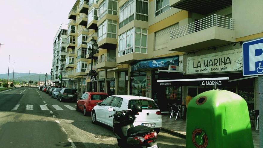 16 en diagonal en la Avenida Monterreal  |  La anchura del estacionamiento actual en línea permitirá pintarlo en oblicuo.