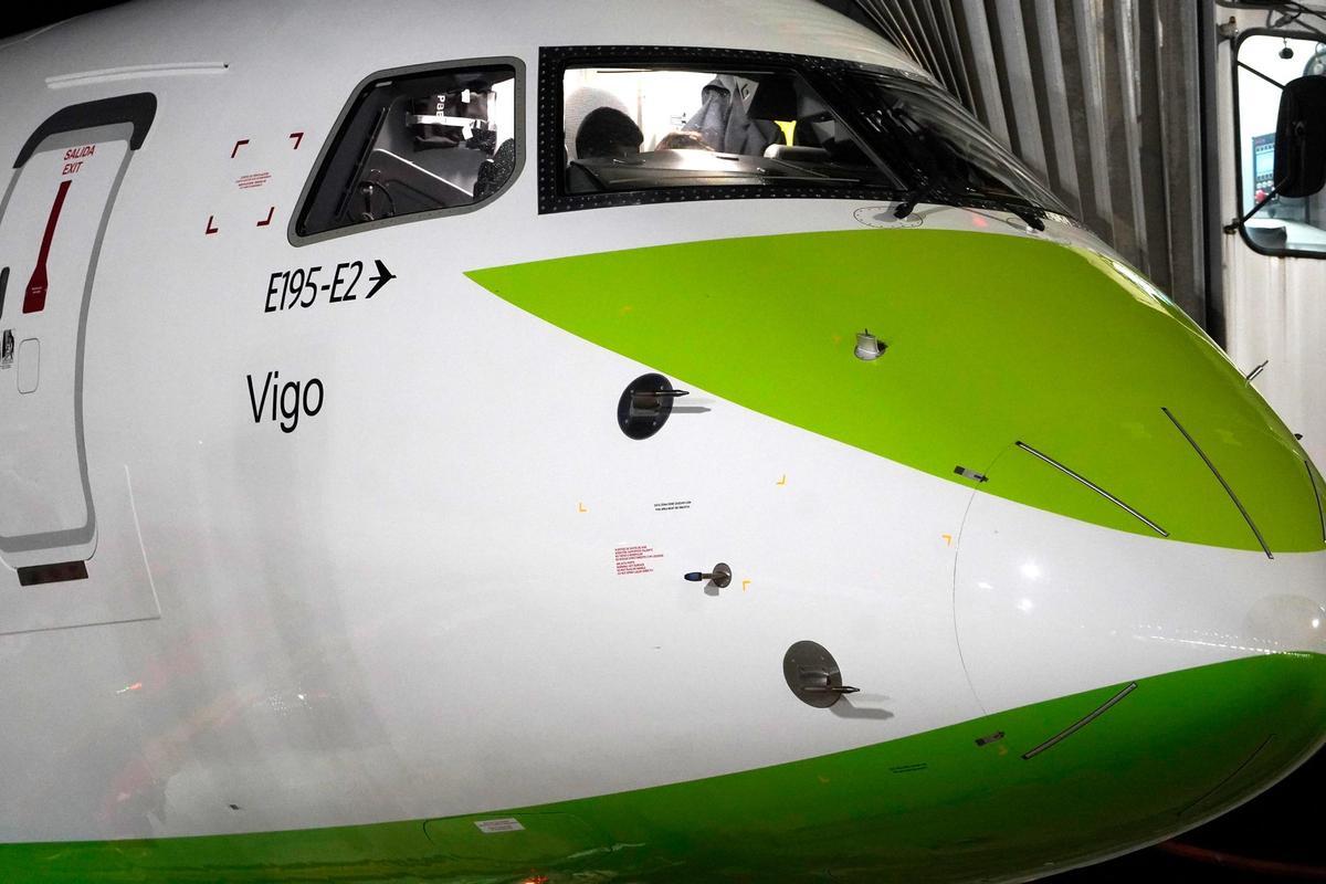 El avión EC-OJJ de Binter con el nombre «Vigo» en el aeropuerto de Peinador tras su primer vuelo a la ciudad