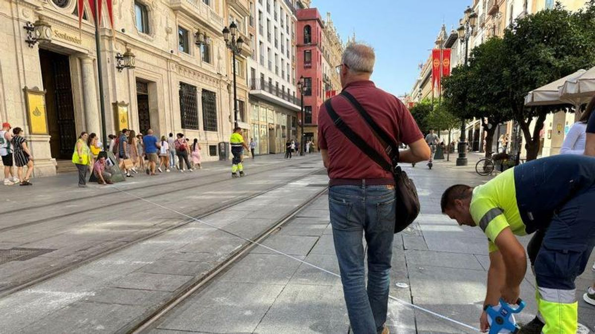 Primeros trabajos para la colocación de los toldos de la Avenida de la Constitución