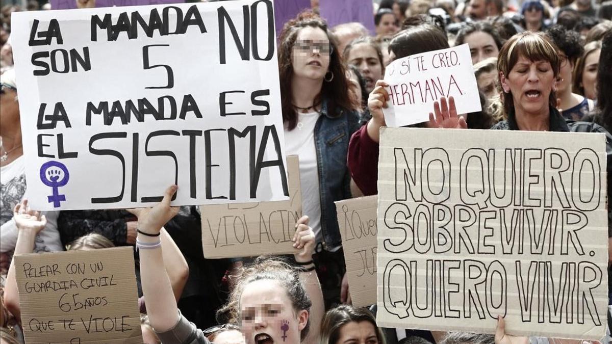 Cientos de personas se han concentrado este mediodia frente al Palacio de Justicia de Navarra en protesta por la sentencia de la Audiencia Provincial que condena a los cinco acusados de la Manada por abusos sexuales