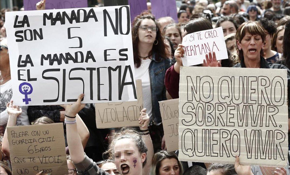 Cientos de personas concentradas ante el Palacio de Justicia de Navarra en protesta por la sentencia de la Audiencia Provincial que condenó a los cinco acusados de ’la Manada’ por abusos sexuales, el pasado abril.